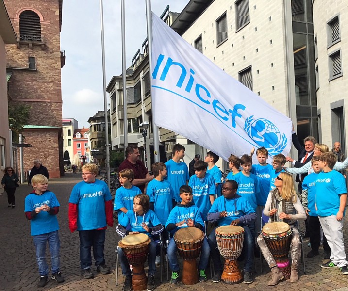 UNICEF- Fahnehissen mit OB Mentrup am Weltkindertag