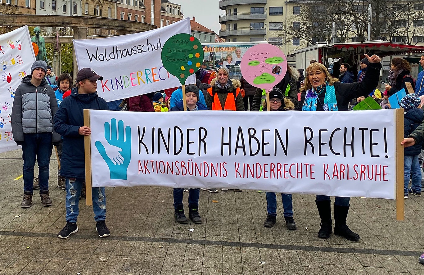 Happy Birthday Kinderrechte: Kinderrechte Demo in Karlsruhe