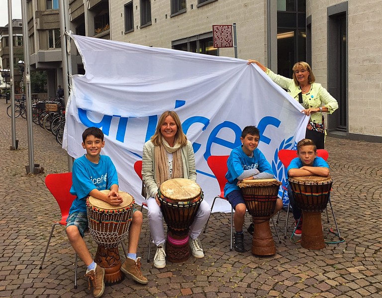 OB Dr. Mentrup hisst UNICEF- Flagge mit Waldhausschülern