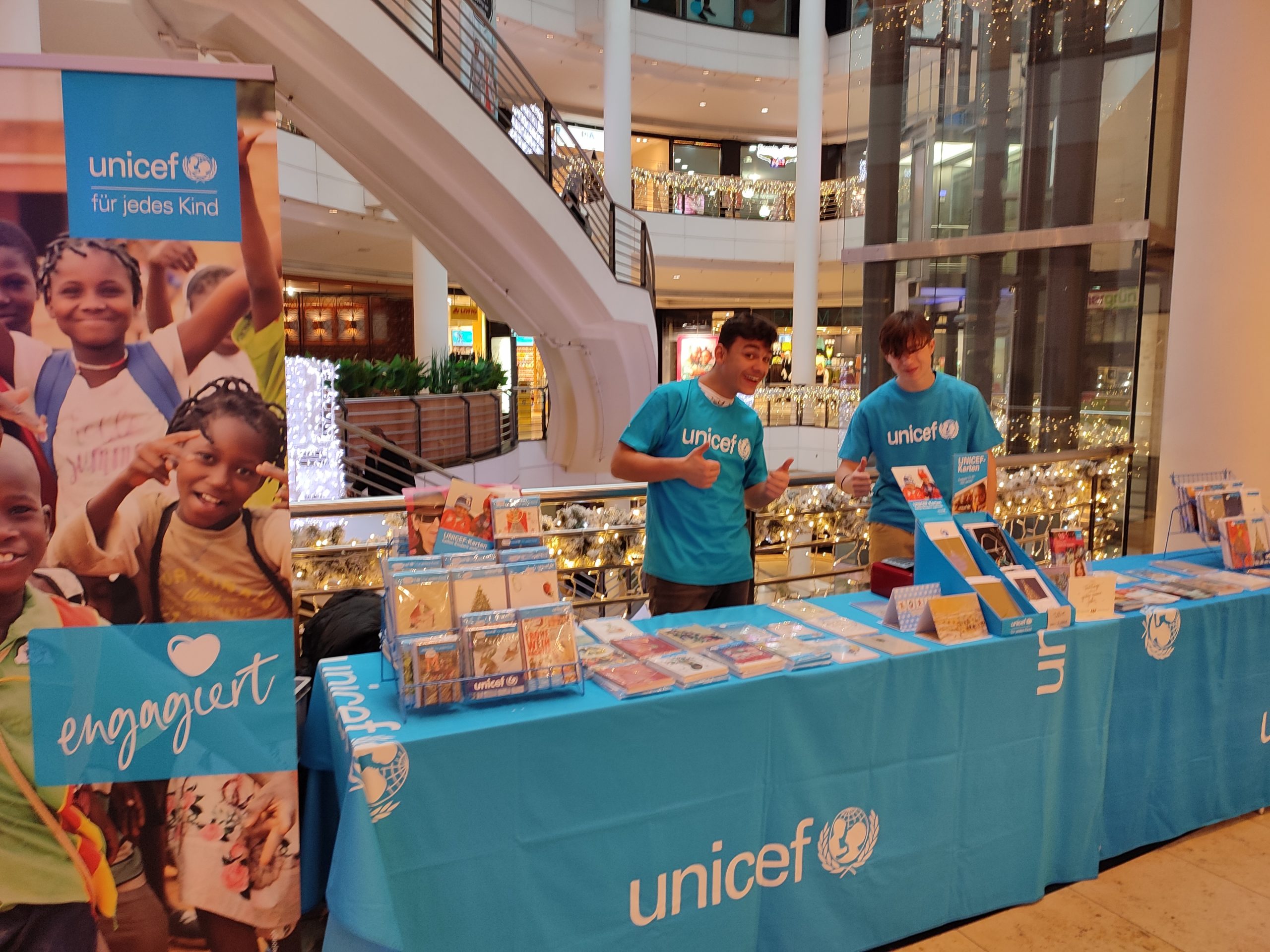 Waldhausschule hilft bei UNICEF-Grußkartenverkauf